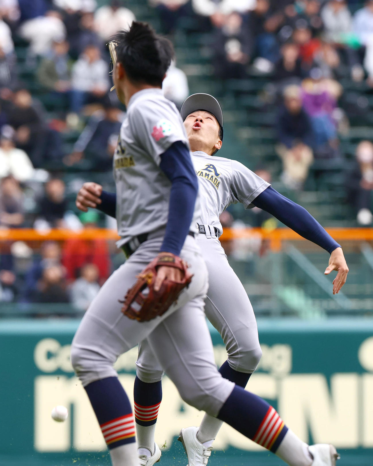 中央学院対青森山田　2回表中央学院2死一、二塁、青木の打球を左翼手・駒井が落球し2点二塁打となる（撮影・上山淳一）