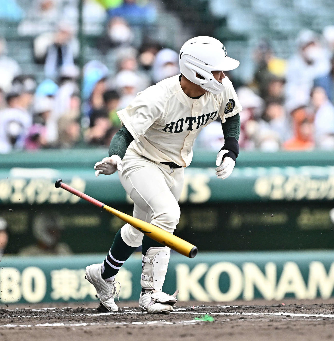 大阪桐蔭対報徳学園　1回裏報徳学園無死満塁、斎藤は先制の左前適時打を放つ（撮影・滝沢徹郎）