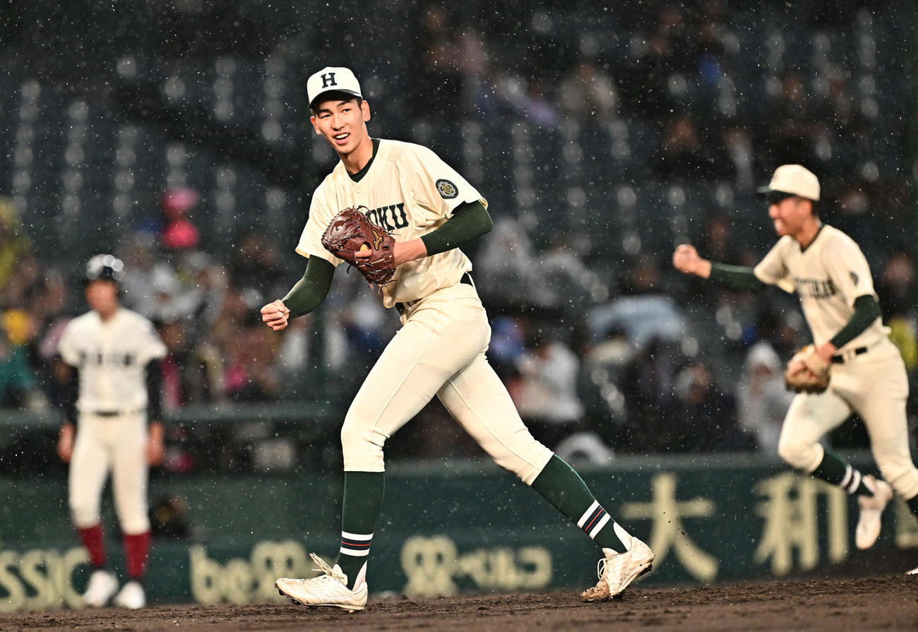 大阪桐蔭対報徳学園　完投勝利しガッツポーズする報徳学園・今朝丸（撮影・滝沢徹郎）