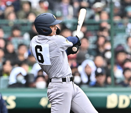 中央学院対青森山田 1回裏青森山田2死一、三塁、吉川は先制左前適時打を放つ(撮影・滝沢徹郎)