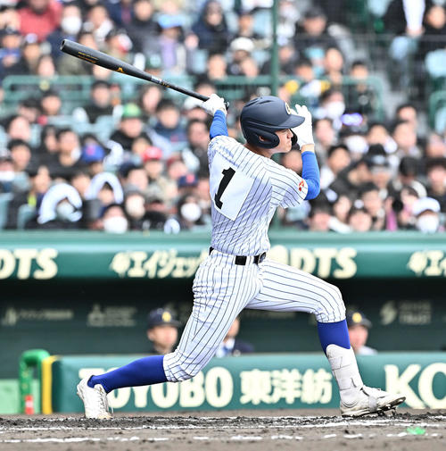 中央学院対青森山田 2回表中央学院2死三塁、蔵並は左前適時打を放つ(撮影・滝沢徹郎)