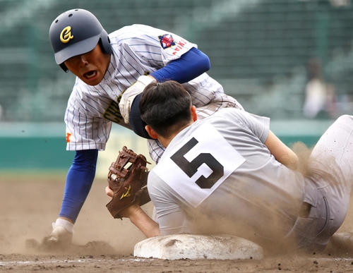 中央学院対青森山田 4回表中央学院無死一、二塁、上村のバントで二走飯山(奥)をアウトにする三塁手菊池伊(撮影・上山淳一)