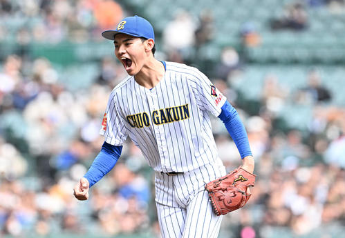 中央学院対青森山田 2回裏青森山田2死二塁、佐藤隆を二ゴロに打ち取り雄たけびを上げる蔵並(撮影・滝沢徹郎)
