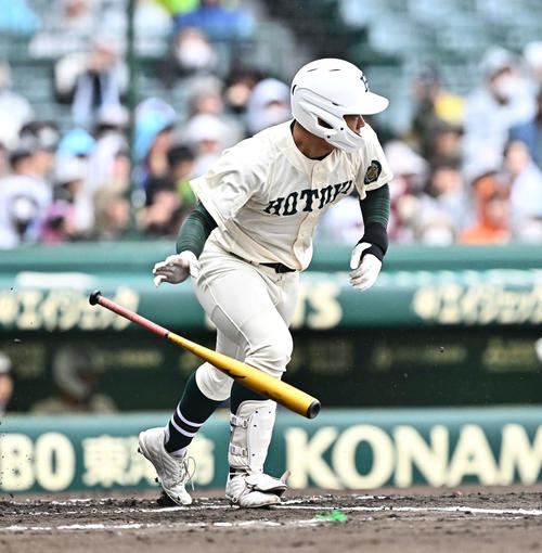大阪桐蔭対報徳学園 1回裏報徳学園無死満塁、斎藤は先制の左前適時打を放つ(撮影・滝沢徹郎)