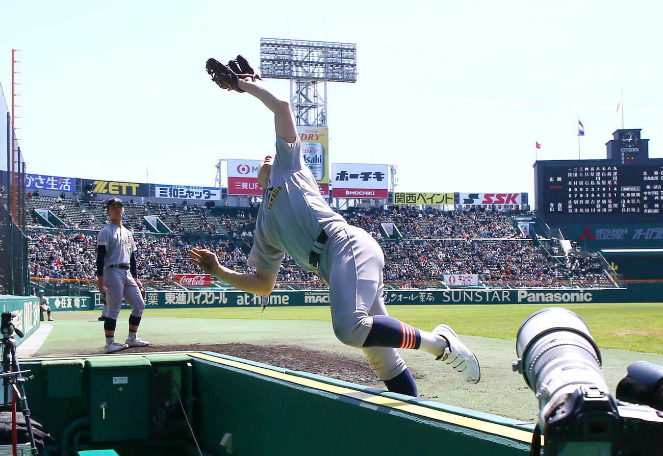 広陵対青森山田　6回表広陵2死一塁、三塁手菊池伊は高尾の邪飛を好捕する（撮影・上山淳一）