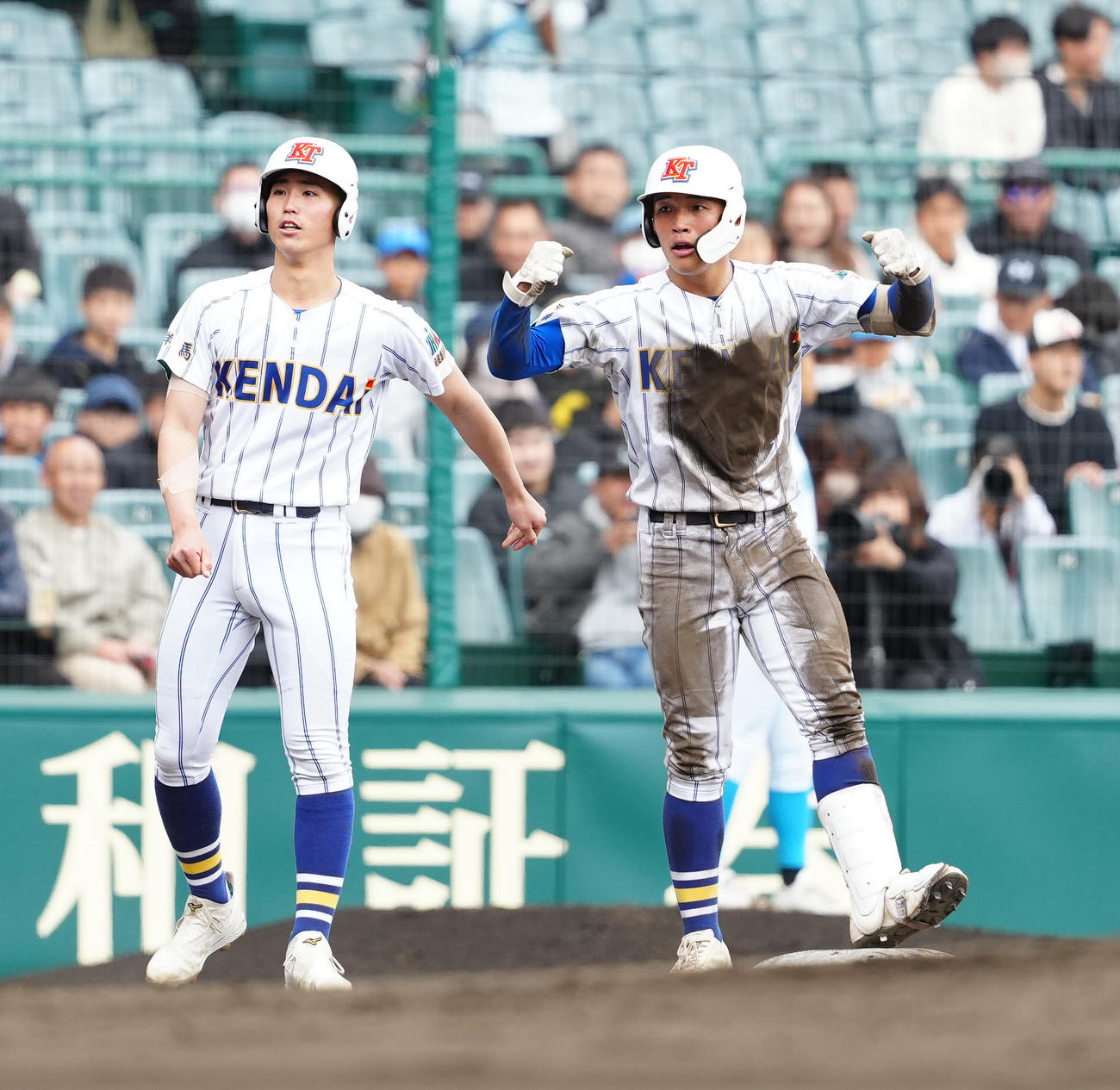 山梨学院対高崎健康福祉大高崎　5回裏高崎健康福祉大高崎2死二、三塁、2点適時三塁打を放ちガッツポーズの箱山（右）（撮影・江口和貴）