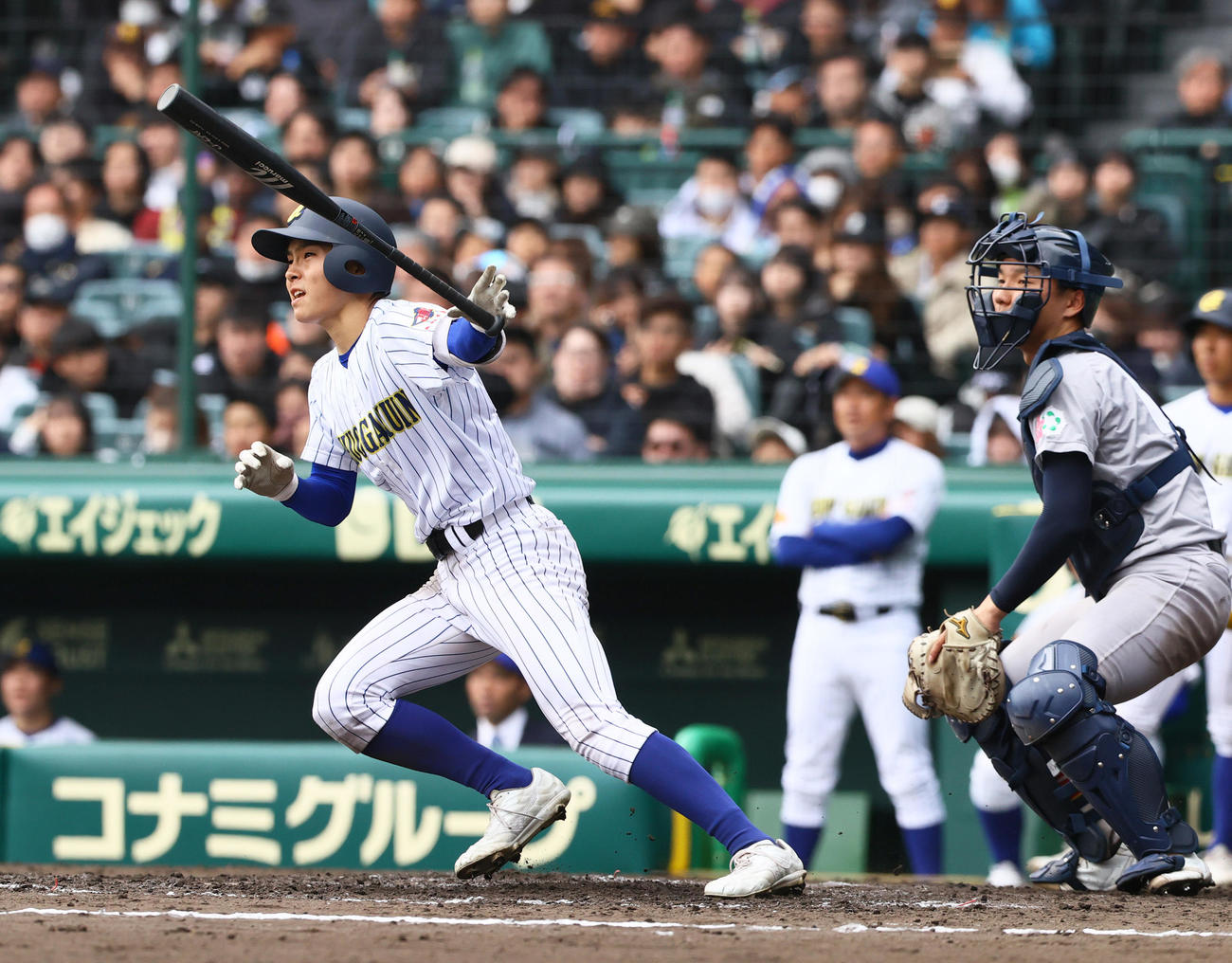 中央学院対青森山田　4回表中央学院1死一、二塁、青木は左越え2点適時二塁打を放つ（撮影・上山淳一）