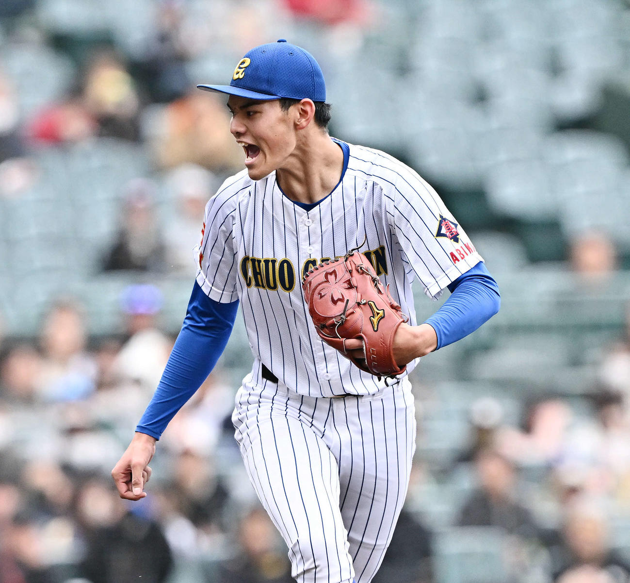 中央学院対青森山田　5回裏青森山田2死一、二塁、橋場を見逃し三振に仕留め雄たけびを上げる蔵並（撮影・滝沢徹郎）