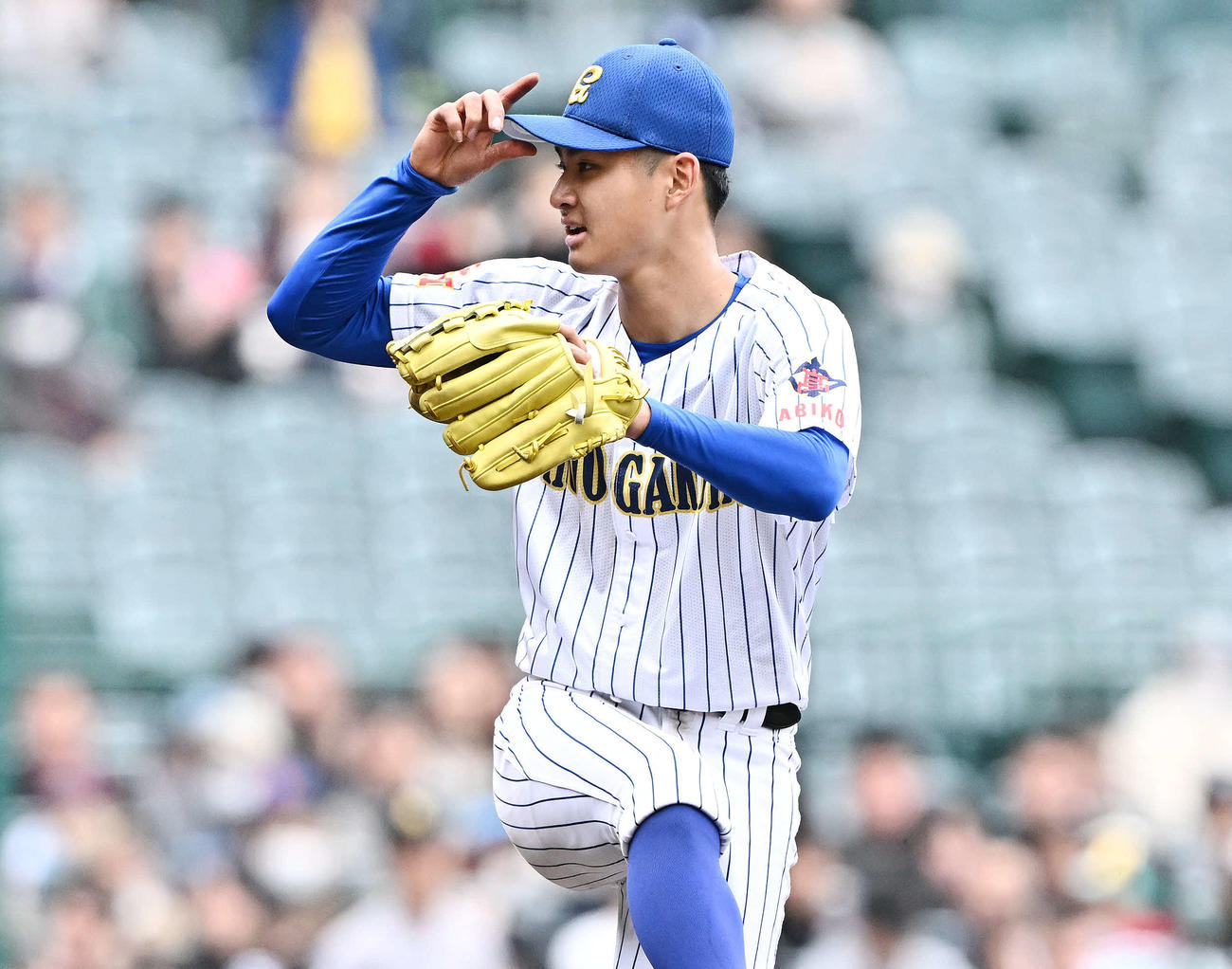 中央学院対青森山田　8回裏途中から中央学院2番手で登板する颯佐心汰（撮影・滝沢徹郎）