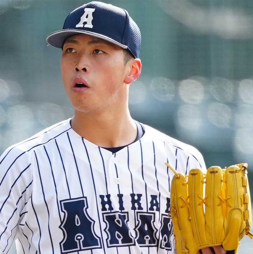 星稜対阿南光　2回表星稜無死一、三塁、吉田を併殺に仕留めた吉岡（撮影・江口和貴）