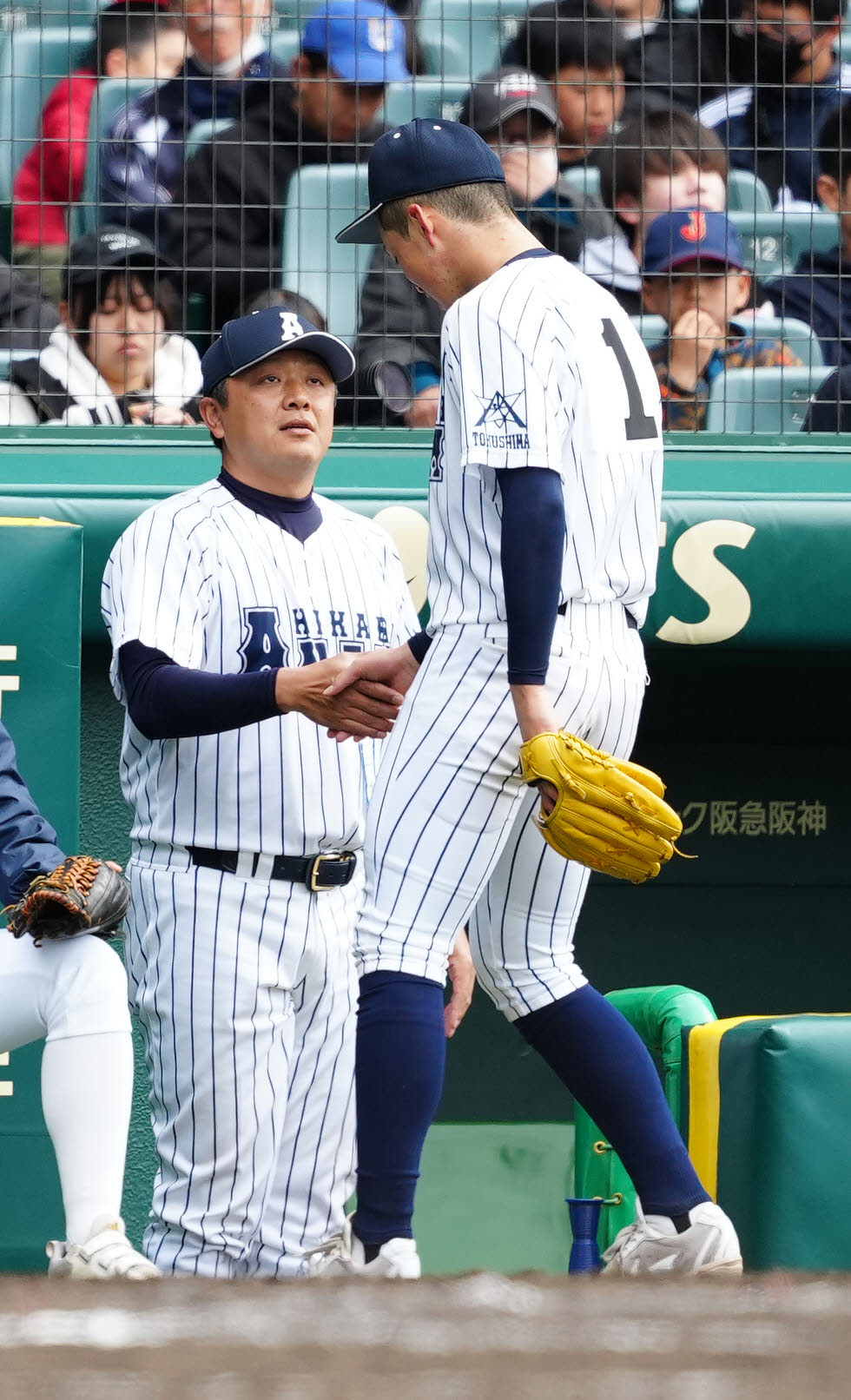 星稜対阿南光　9回表終了後、阿南光・吉岡（右）と握手を交わす高橋監督（撮影・江口和貴）