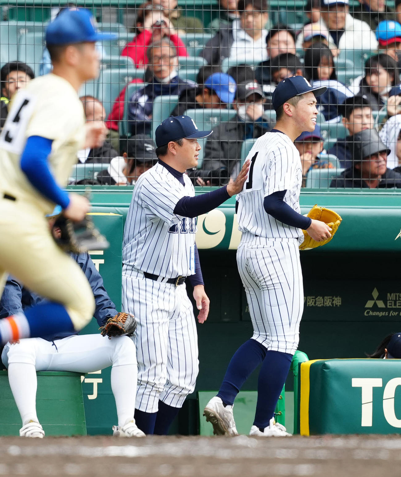 星稜対阿南光　9回表終了後、阿南光・吉岡（右）をねぎらう高橋監督（撮影・江口和貴）