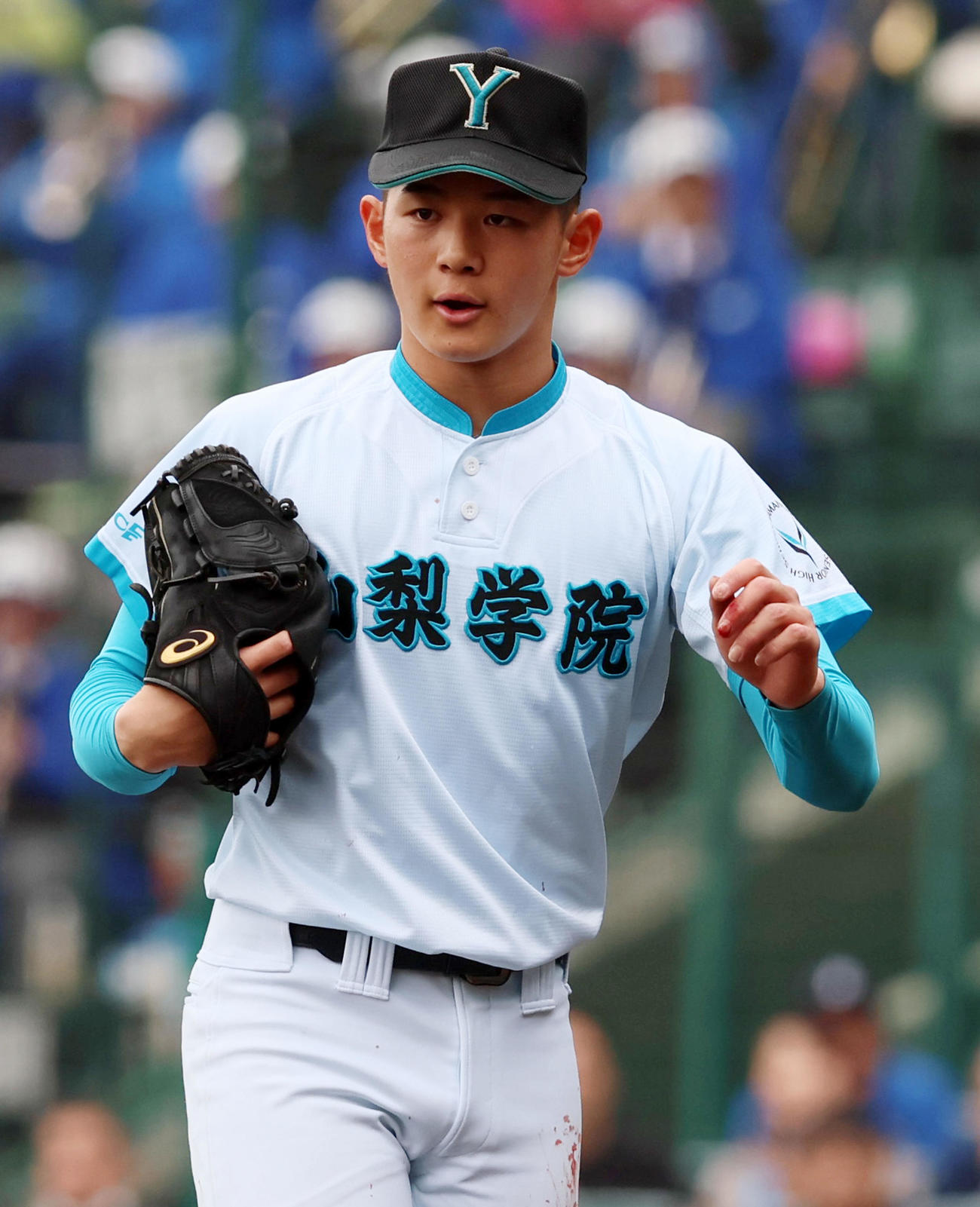 山梨学院対高崎健康福祉大高崎　4回裏、高崎健康福祉大高崎戦に先発する津島は左手の指から出血が見られる（撮影・加藤哉）