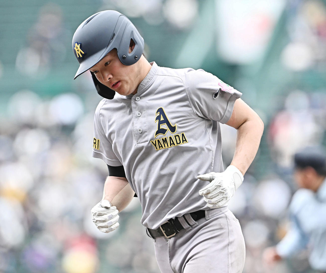 中央学院対青森山田　4回裏、左袖が破れたユニホーム姿でプレーする青森山田・菊池伊（撮影・滝沢徹郎）