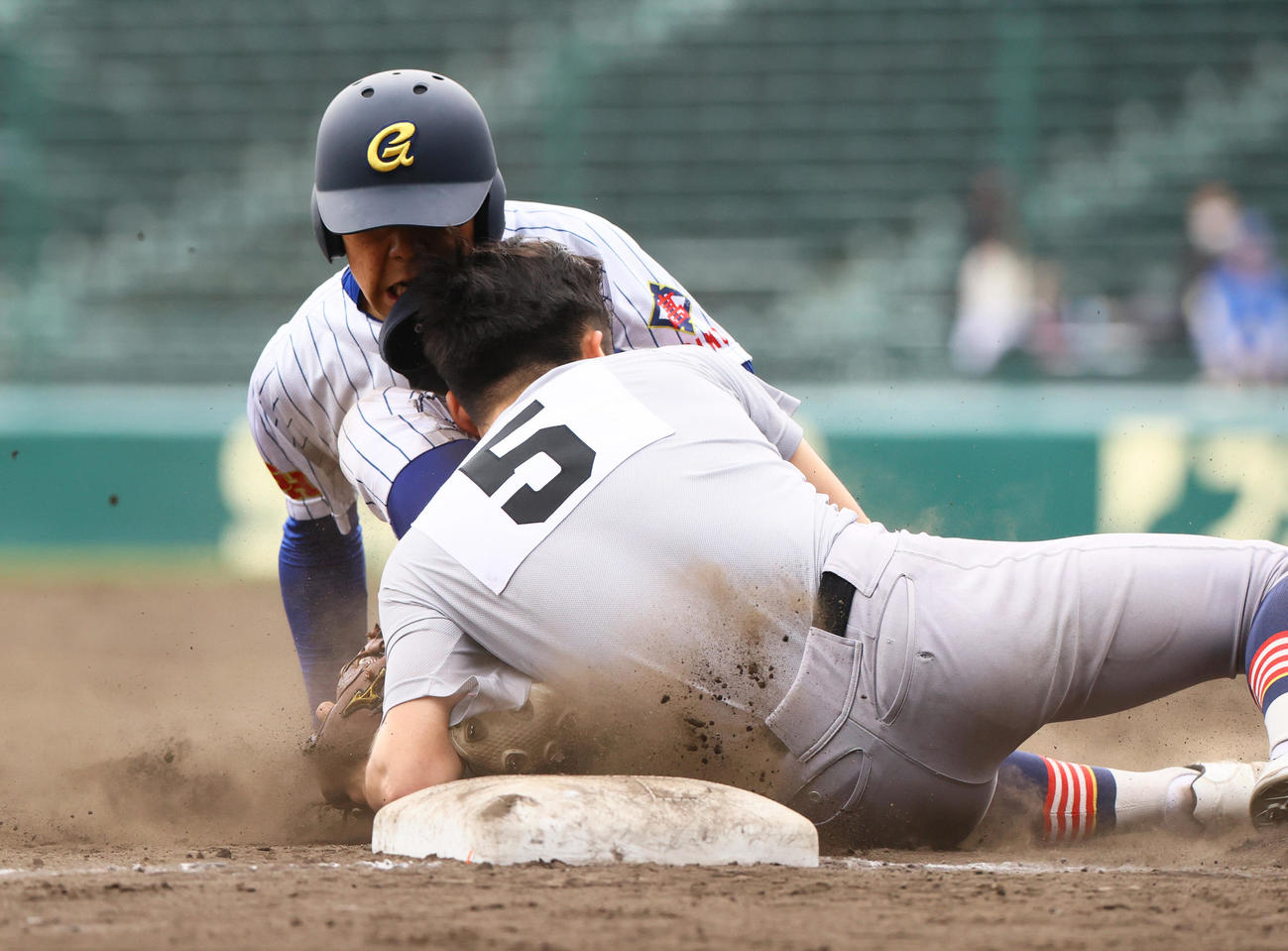 中央学院対青森山田　4回表中央学院無死一、二塁、上村のバントで二走飯山（奥）をアウトにする三塁手菊池伊（撮影・上山淳一）