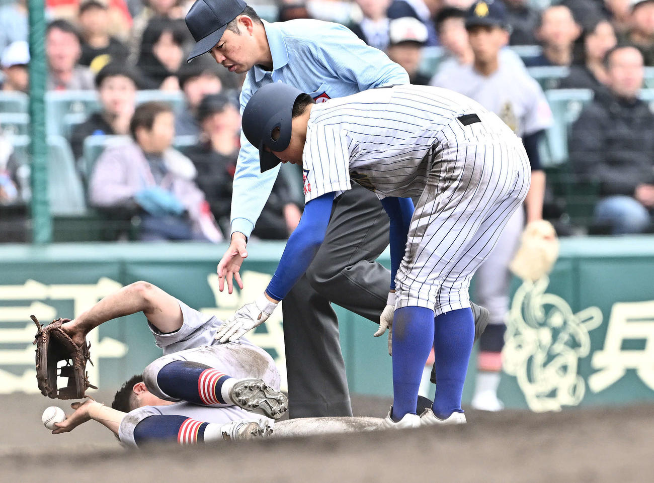 中央学院対青森山田　4回表中央学院1死二塁、小沢遼大の二ゴロから三塁へ進塁した飯山（右）は菊池伊と交錯する（撮影・滝沢徹郎）