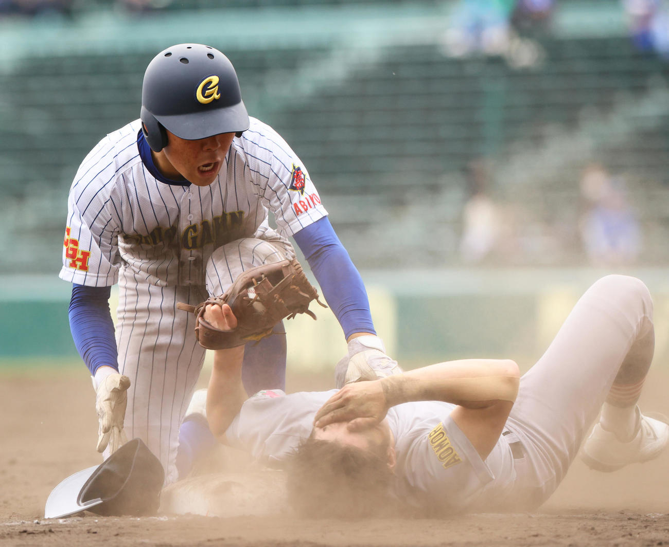 中央学院対青森山田　4回表中央学院無死一、二塁、上村のバントで進塁した二走飯山（奥）と交錯し倒れ込む三塁手菊池伊（撮影・上山淳一）