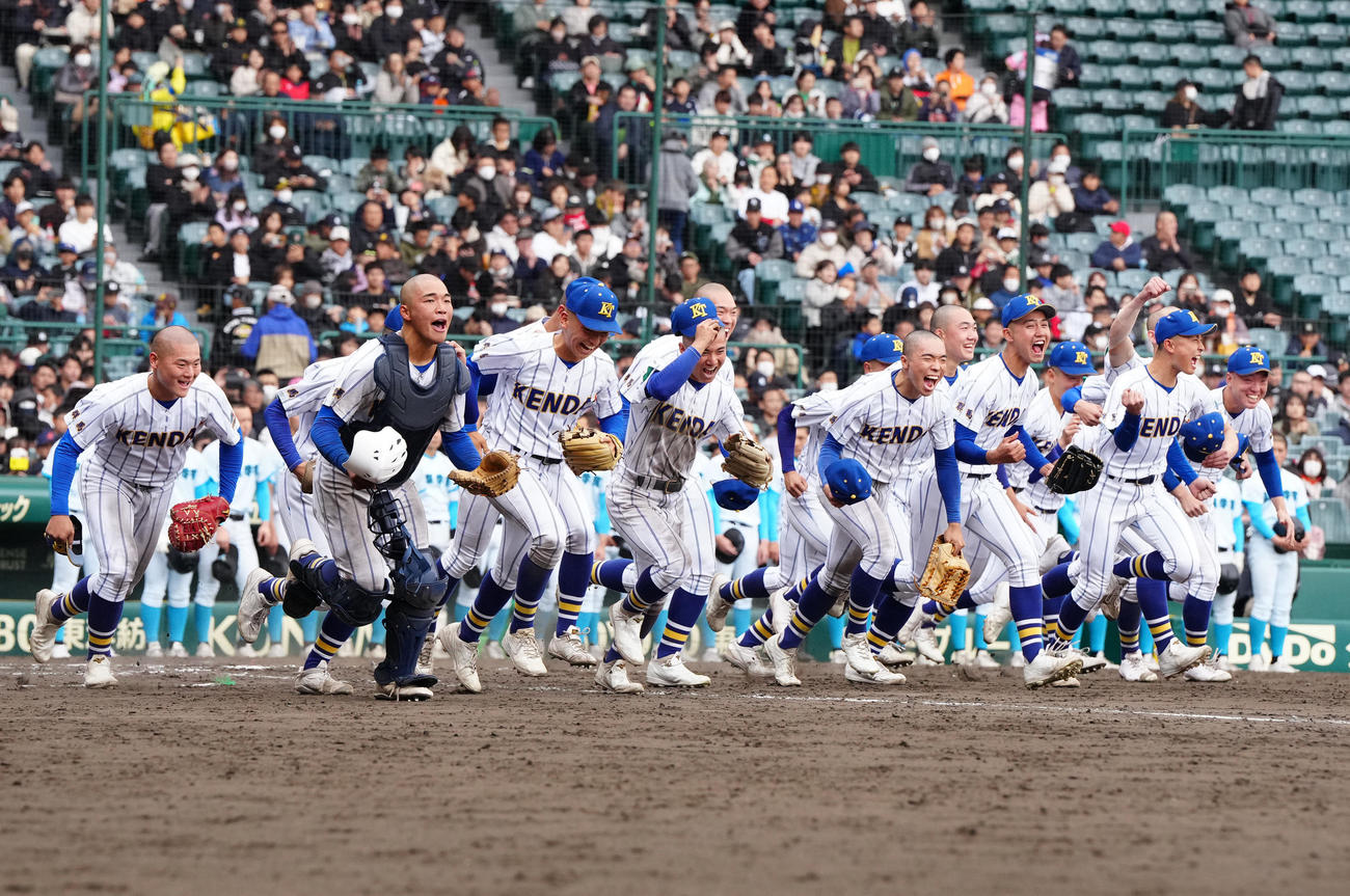 山梨学院対高崎健康福祉大高崎　試合後、応援席に向かって駆け出す高崎健康福祉大高崎の選手たち（撮影・江口和貴）