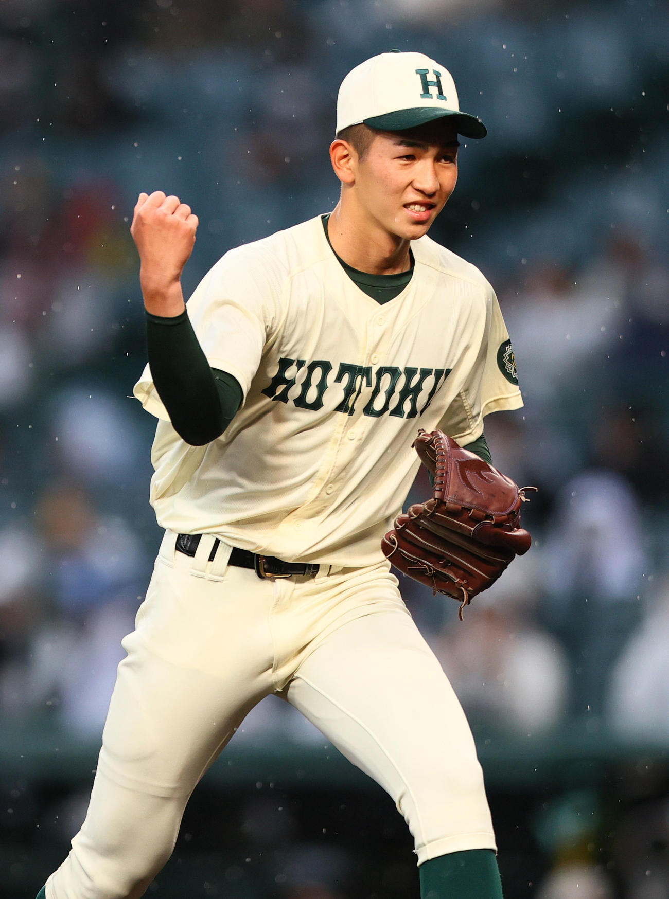 大阪桐蔭対報徳学園　6回表大阪桐蔭2死三塁、今朝丸はラマルを遊ゴロに仕留めガッツポーズ（撮影・上山淳一）