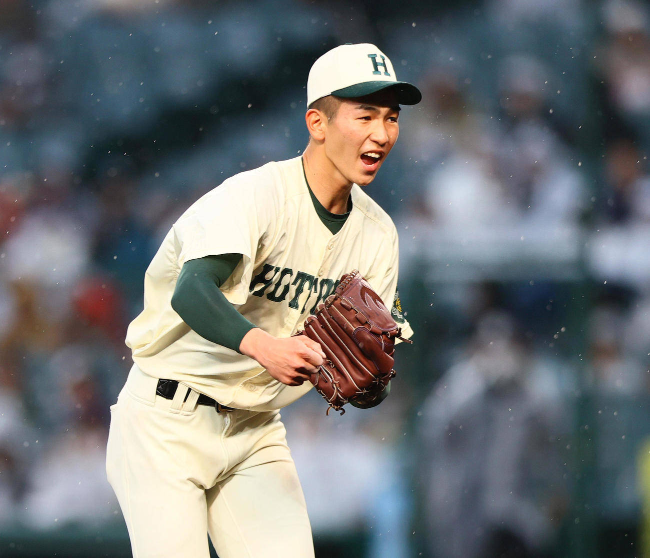 大阪桐蔭対報徳学園　6回表大阪桐蔭2死三塁、今朝丸はラマルを遊ゴロに仕留めガッツポーズ（撮影・上山淳一）