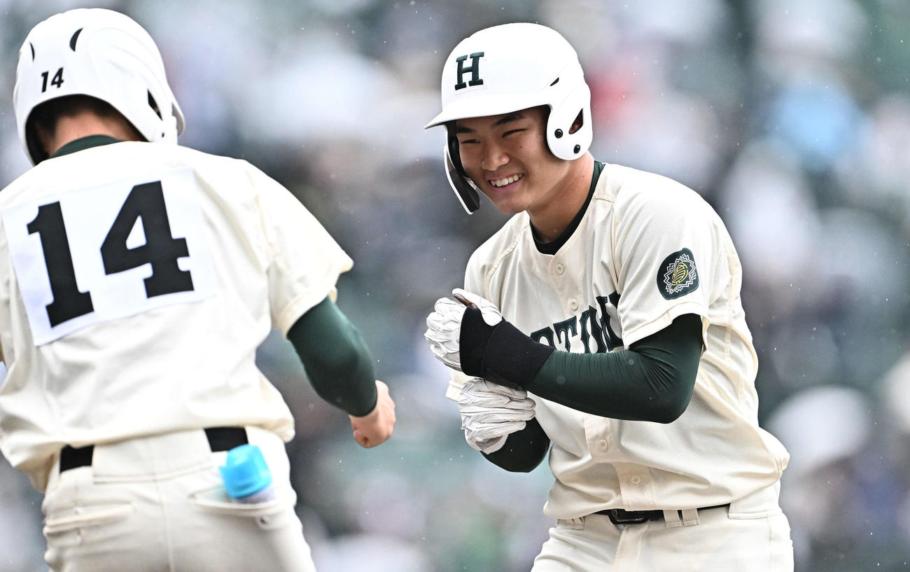 大阪桐蔭対報徳学園　1回裏報徳学園無死満塁、斎藤（右）は先制の左前適時打を放ち笑顔を見せる（撮影・滝沢徹郎）