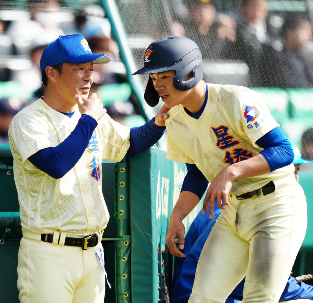 星稜対阿南光　4回表星稜1死三塁、中島幹の適時打で生還した能美（右）に話す山下監督（撮影・江口和貴）