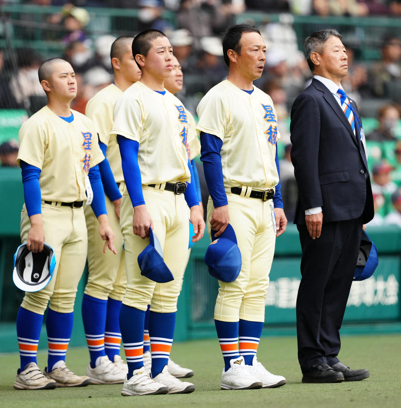 星稜対阿南光　阿南光に勝利し、校歌を歌う星稜・山下監督（前列中央）（撮影・江口和貴）