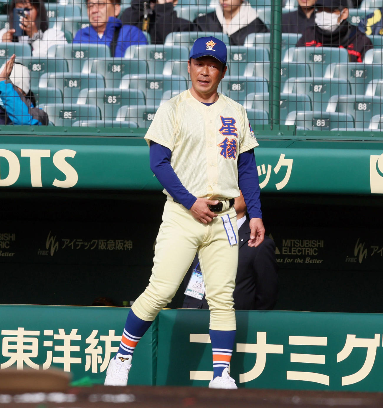 星稜対阿南光　グラウンドを見る星稜の山下監督（撮影・加藤哉）