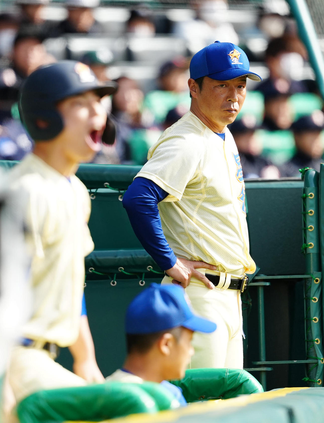 星稜対阿南光　1回表、ベンチから戦況を見つめる星稜・山下監督（撮影・江口和貴）