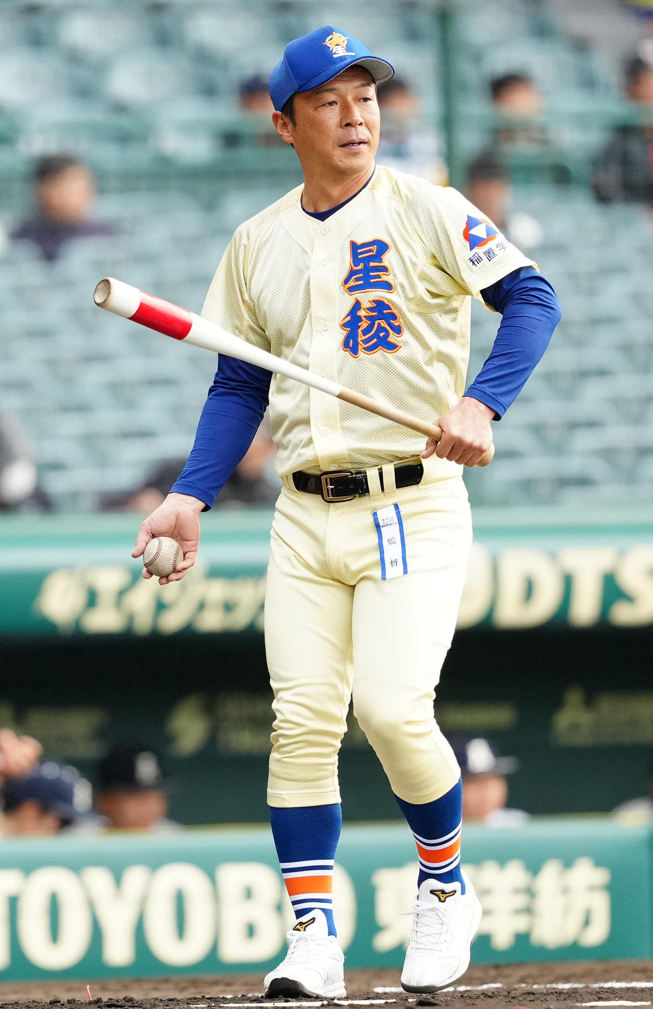 星稜対阿南光　試合前、ノックする星稜・山下監督（撮影・江口和貴）