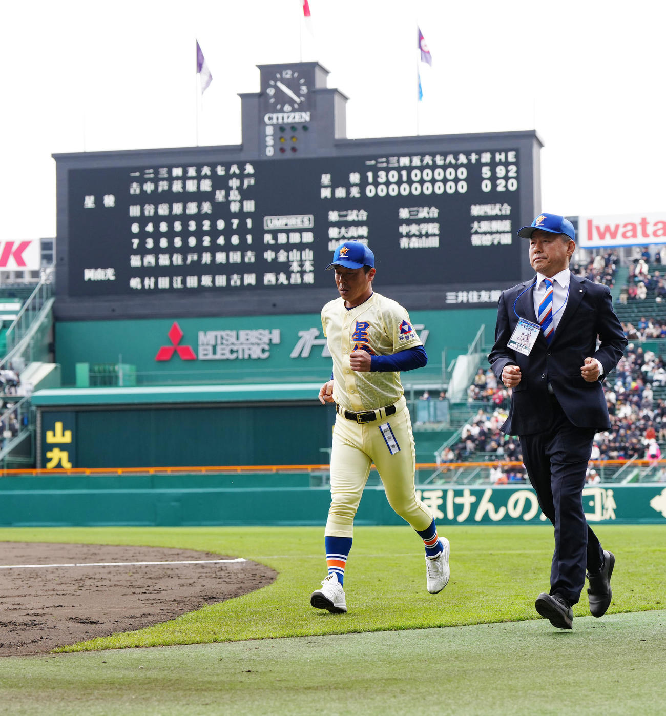 星稜対阿南光　阿南光に勝利し、応援席にあいさつした星稜・山下監督（左）（撮影・江口和貴）