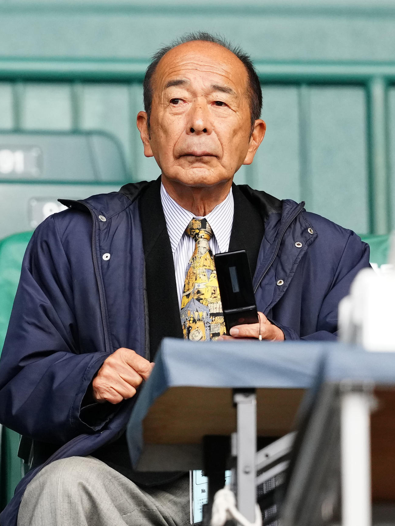 星稜対阿南光　試合前、グラウンドを見つめる星稜・山下智茂元監督（撮影・江口和貴）