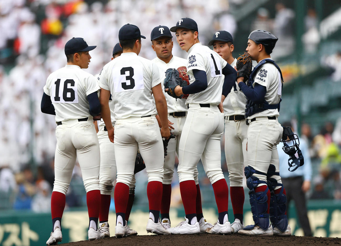 報徳学園対大阪桐蔭　1回裏報徳学園無死満塁、マウンドに集まる大阪桐蔭内野陣（撮影・上山淳一）