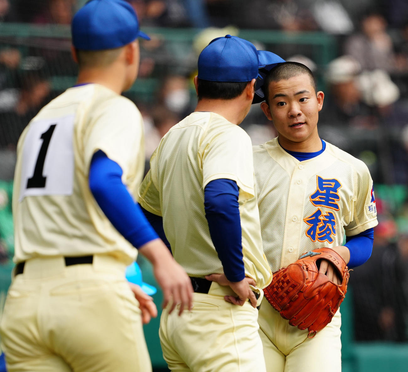 星稜対阿南光　8回裏終了後、星稜山下監督（中央）の話を聞く先発の戸田（撮影・江口和貴）