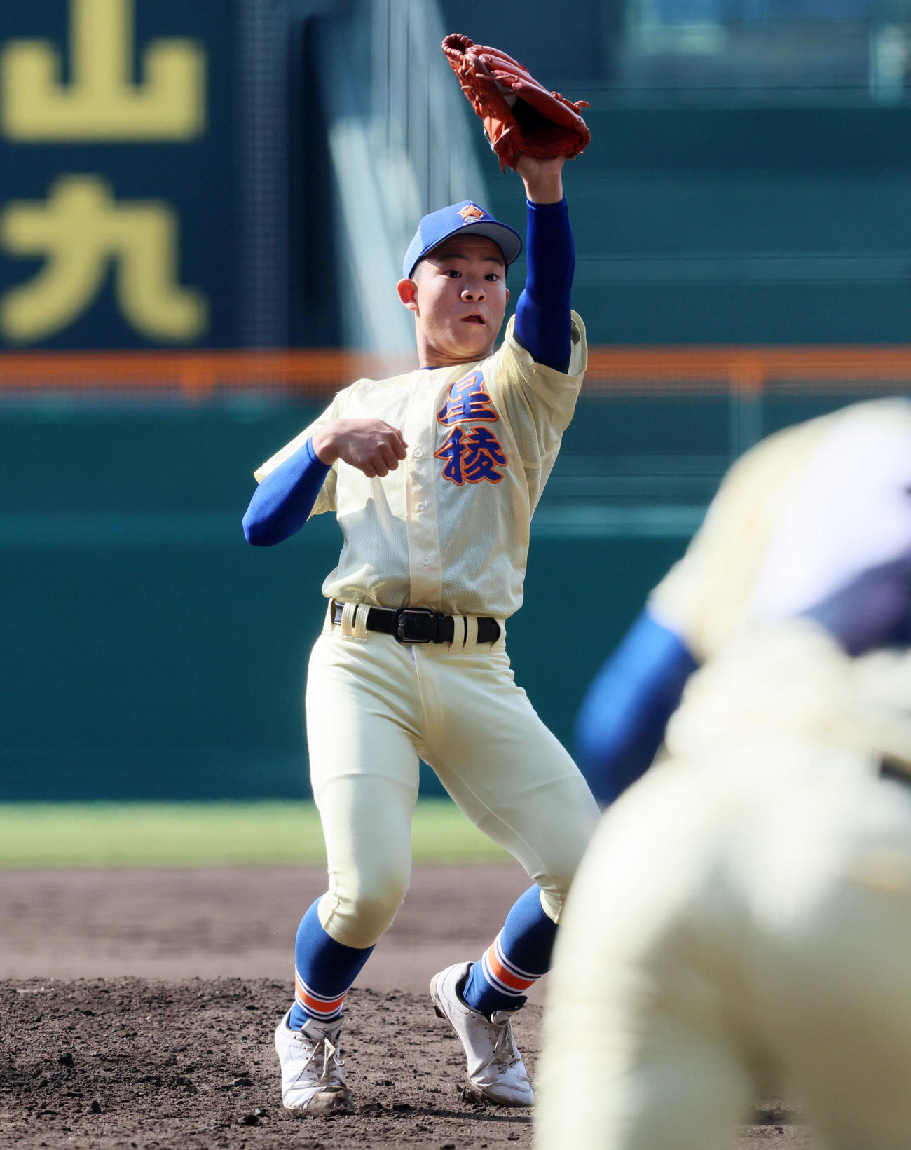 星稜対阿南光　2回裏阿南光1死、戸田は戸田大の打球を捕球（撮影・加藤哉）