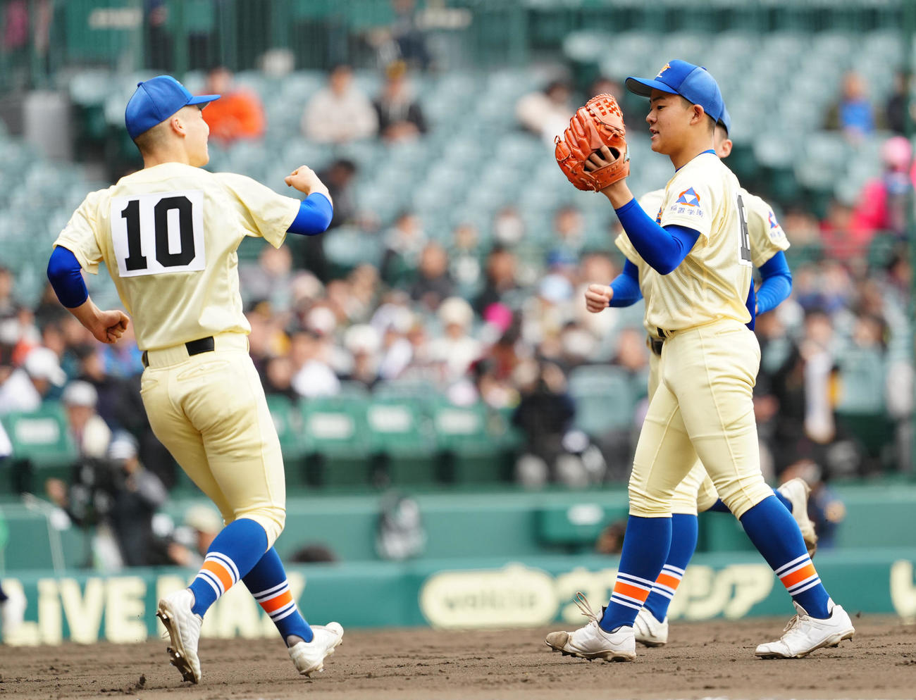 星稜対阿南光　9回裏阿南光2死一塁、住江を右飛に仕留め、完封勝利を挙げた戸田（右）（撮影・江口和貴）
