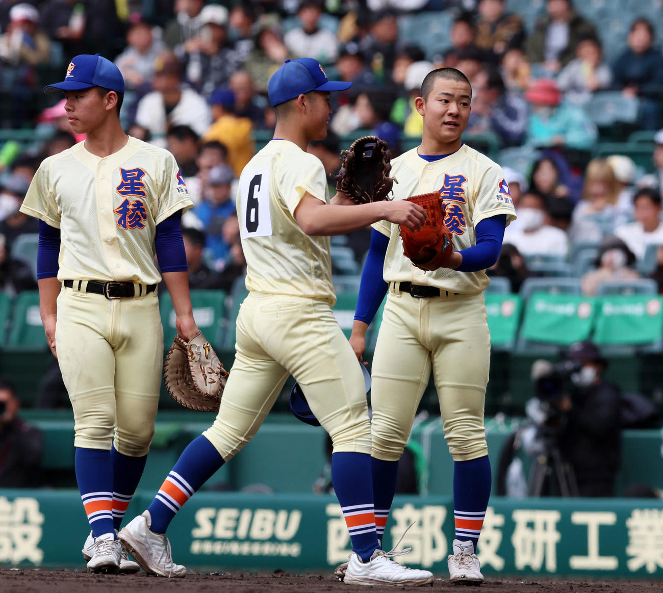 星稜対阿南光　9回裏阿南光2死一塁、住江を右飛に仕留め笑顔でナインとタッチする戸田（右）（撮影・加藤哉）