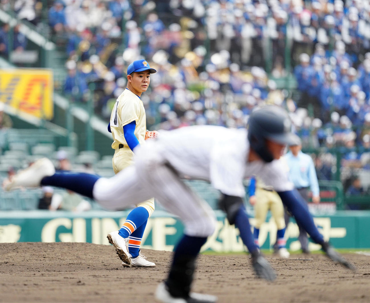 星稜対阿南光　9回裏阿南光無死、福嶋（手前）を二ゴロに仕留める戸田（撮影・江口和貴）