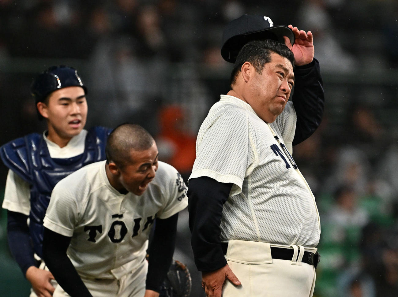 大阪桐蔭対報徳学園　8回裏を終え厳しい表情の大阪桐蔭・西谷監督（右）（撮影・滝沢徹郎）