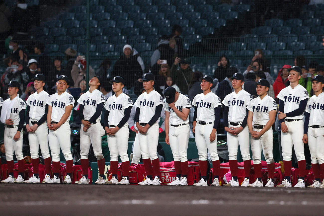 報徳学園対大阪桐蔭　報徳学園に敗れ落胆する大阪桐蔭の選手たち（撮影・上山淳一）
