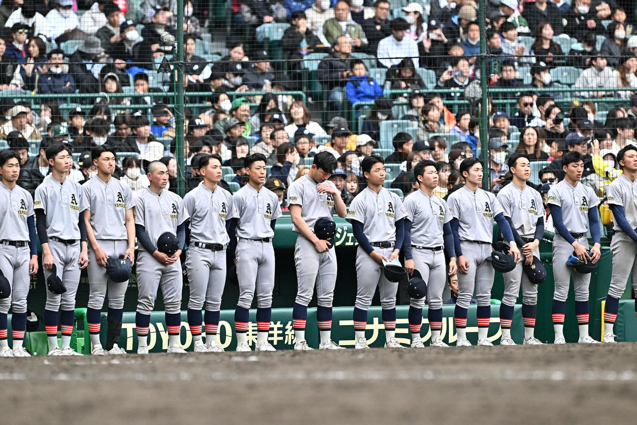 中央学院対青森山田　試合に敗れ悔しがる青森山田の選手たち（撮影・滝沢徹郎）