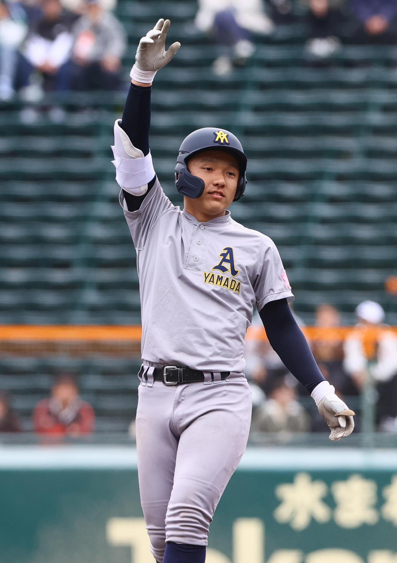 中央学院対青森山田　2回裏青森山田無死、橋場は中へ二塁打を放つ（撮影・上山淳一）
