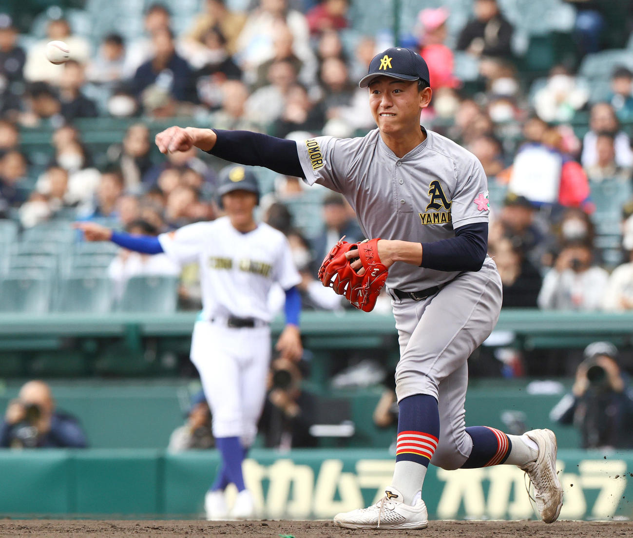 中央学院対青森山田　4回表中央学院無死一、二塁、桜田は上村のバントを処理し三塁でアウトを奪う（撮影・上山淳一）
