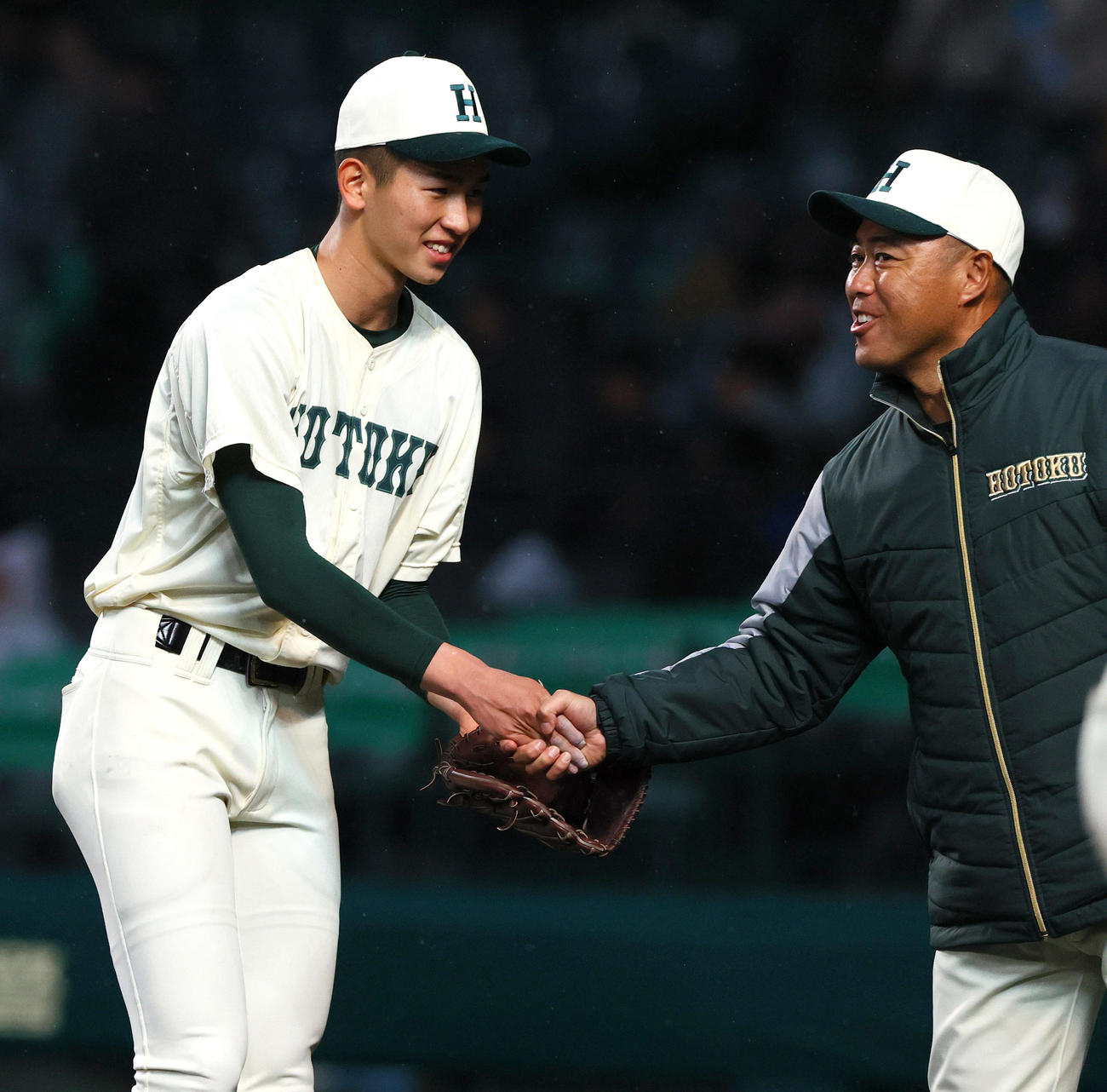 大阪桐蔭対報徳学園　大阪桐蔭から勝利を挙げた報徳学園の今朝丸（左）と笑顔で握手する大角監督（撮影・上山淳一）