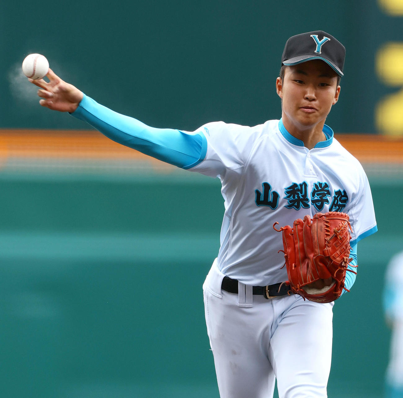 山梨学院対高崎健康福祉大高崎　5回裏、先発の津島に代わり桜田が登板する（撮影・上山淳一）