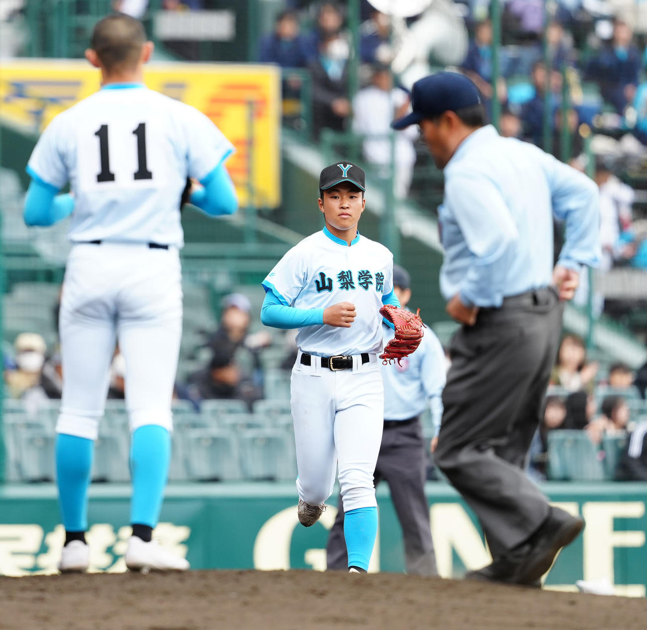 山梨学院対高崎健康福祉大高崎　5回裏途中、マウンドに上がる山梨学院2番手の桜田（撮影・江口和貴）