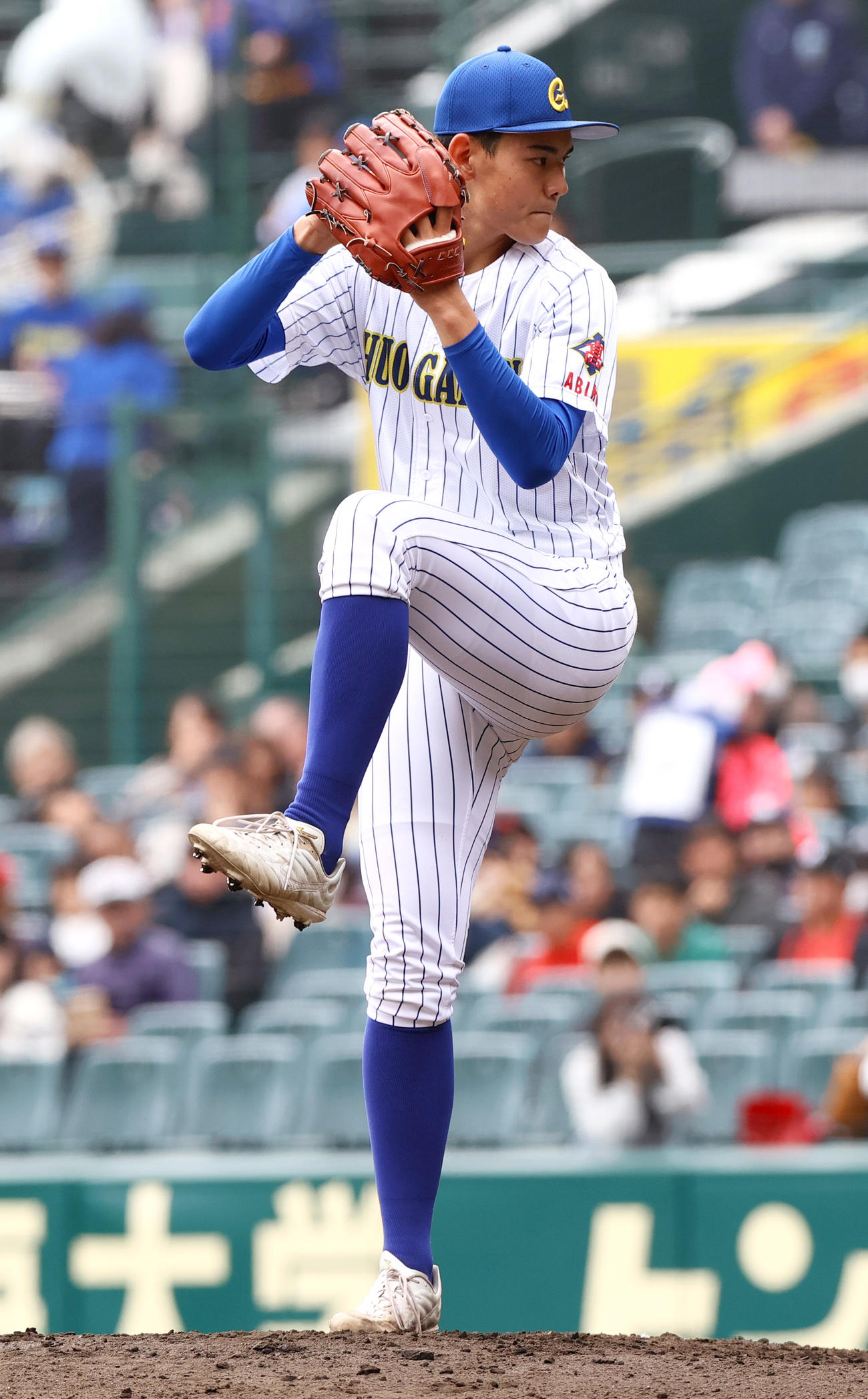 中央学院対青森山田　2回裏、力投する中央学院のエース蔵並（撮影・上山淳一）