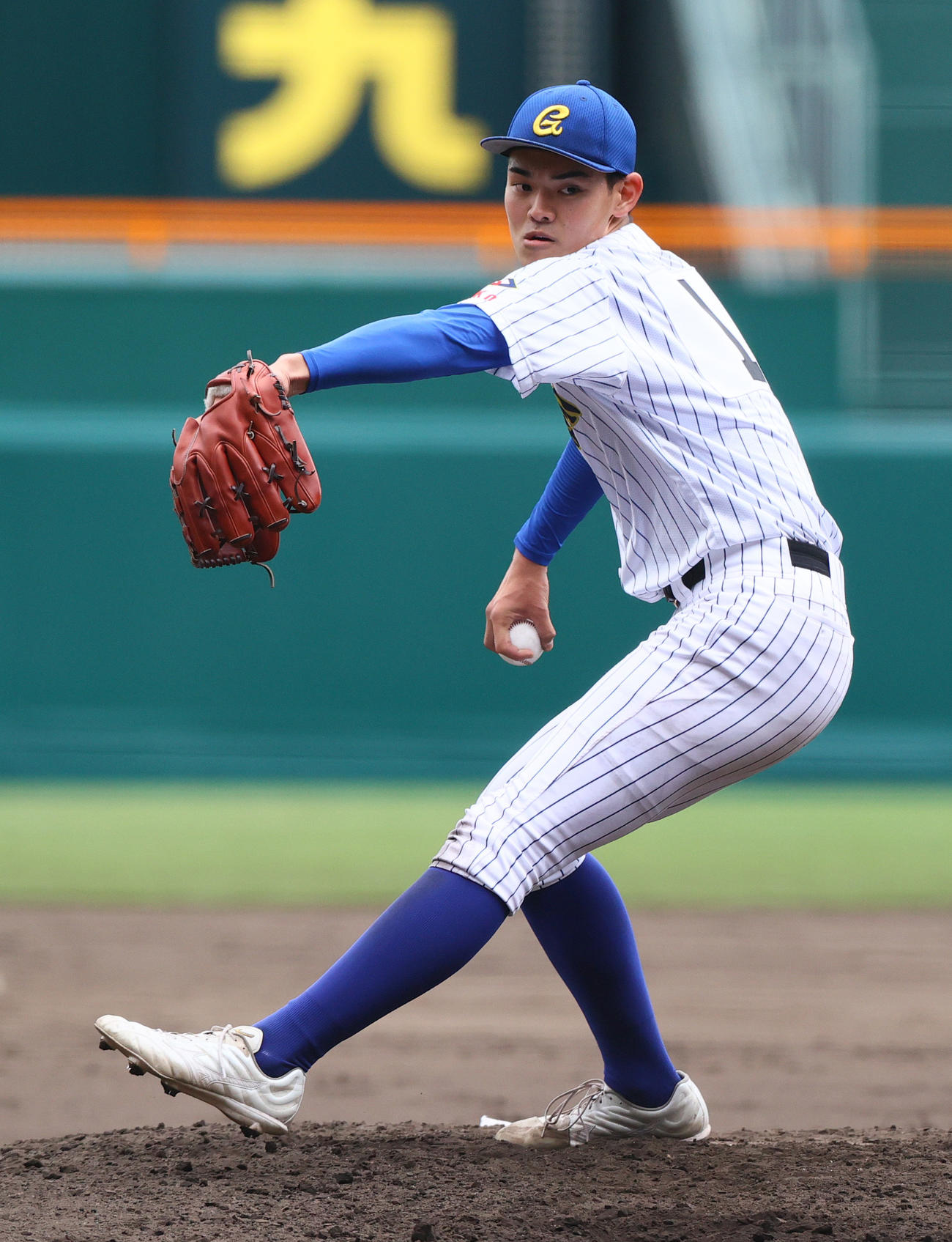 中央学院対青森山田　6回裏、力投する中央学院のエース蔵並（撮影・上山淳一）