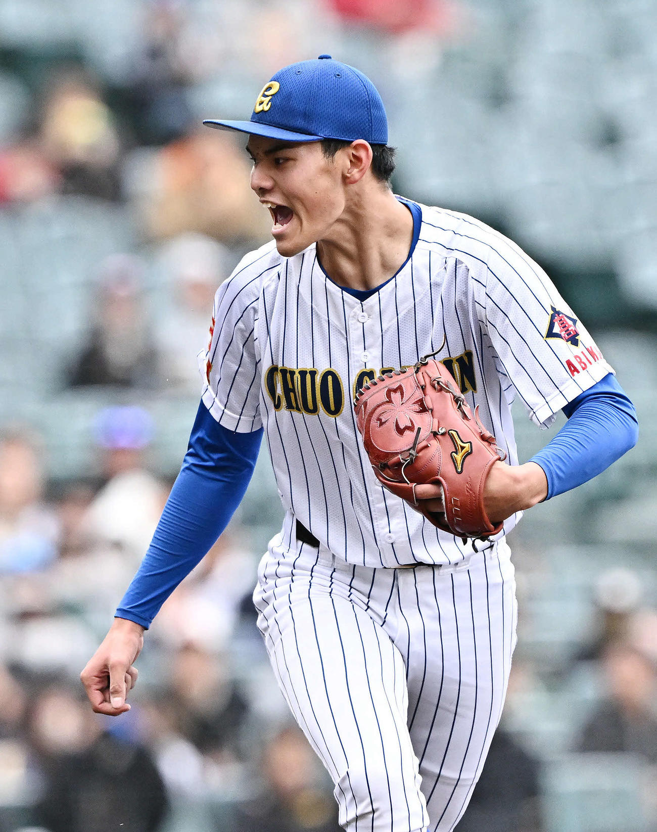 中央学院対青森山田　5回裏青森山田2死一、二塁、橋場を見逃し三振に仕留め雄たけびを上げる蔵並（撮影・滝沢徹郎）