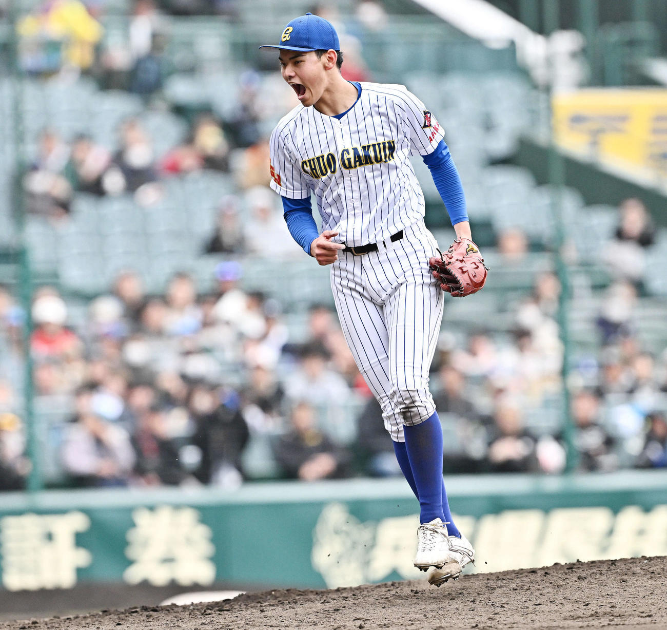 中央学院対青森山田　5回裏青森山田2死一、二塁、橋場を見逃し三振に仕留め雄たけびを上げる蔵並（撮影・滝沢徹郎）